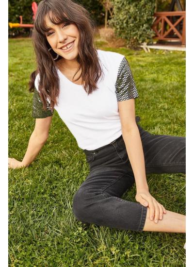 Kadın Beyaz Kolları Payet Detaylı T-Shirt Kadın Beyaz Kolları Payet Detaylı T-Shirt